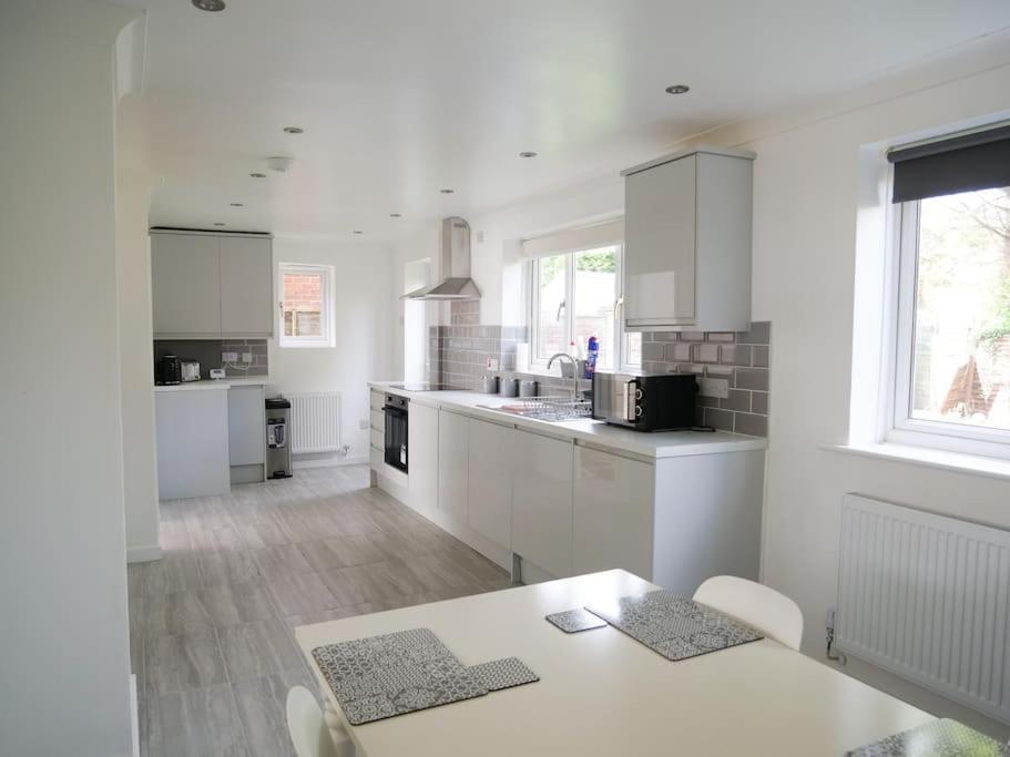 Cosy Four Bed Property With En-Suite Near To Nec Birmingham Airport And The City Eksteriør billede